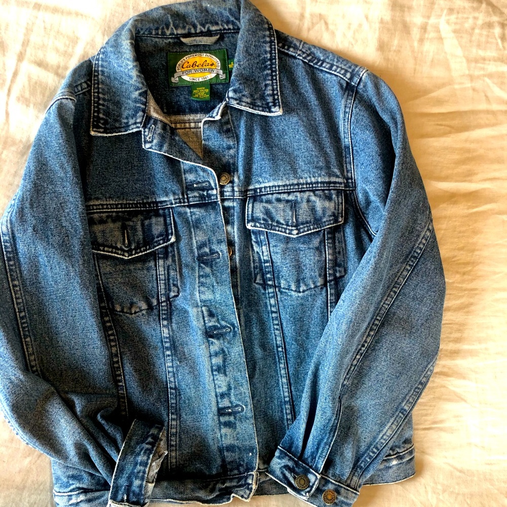 Cabela Jean jacket. Size small. Fits more like a medium. One stain.